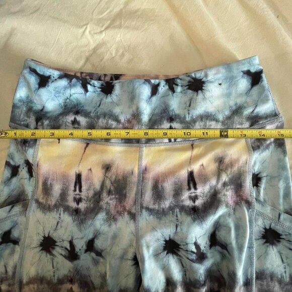INFINITE PERFORMANCE LEGGING in pastel tie dye print, SIZE MEDIUM with pockets - Picture 6 of 7